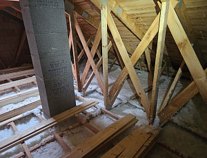 Zateplení stropu bungalovu pomocí foukané izolace